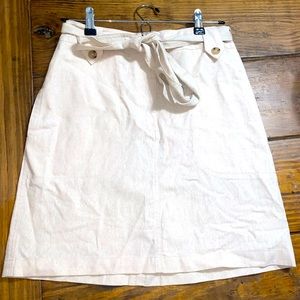 Khaki skirt with pockets